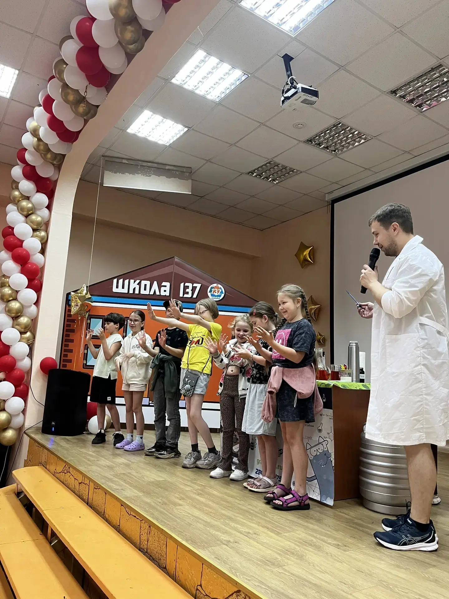 Сегодня все 6 отрядов нашего пришкольного лагеря окунулись в мир настоящей магии! К нам в лагерь при