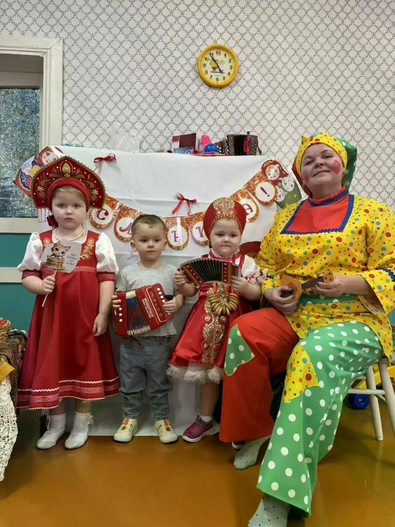 В младшей группе прошло яркое и веселое развлечение, посвященное Масленице. К детям при...