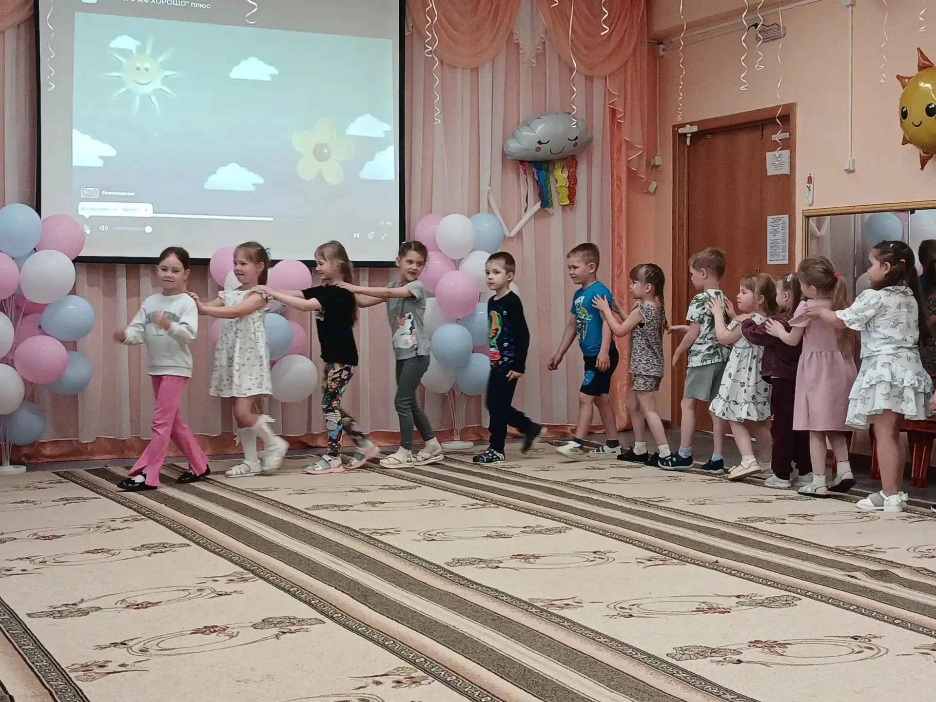 ☀️🌸В первый день лета отмечается международный праздник –👫🎈День защиты детей.