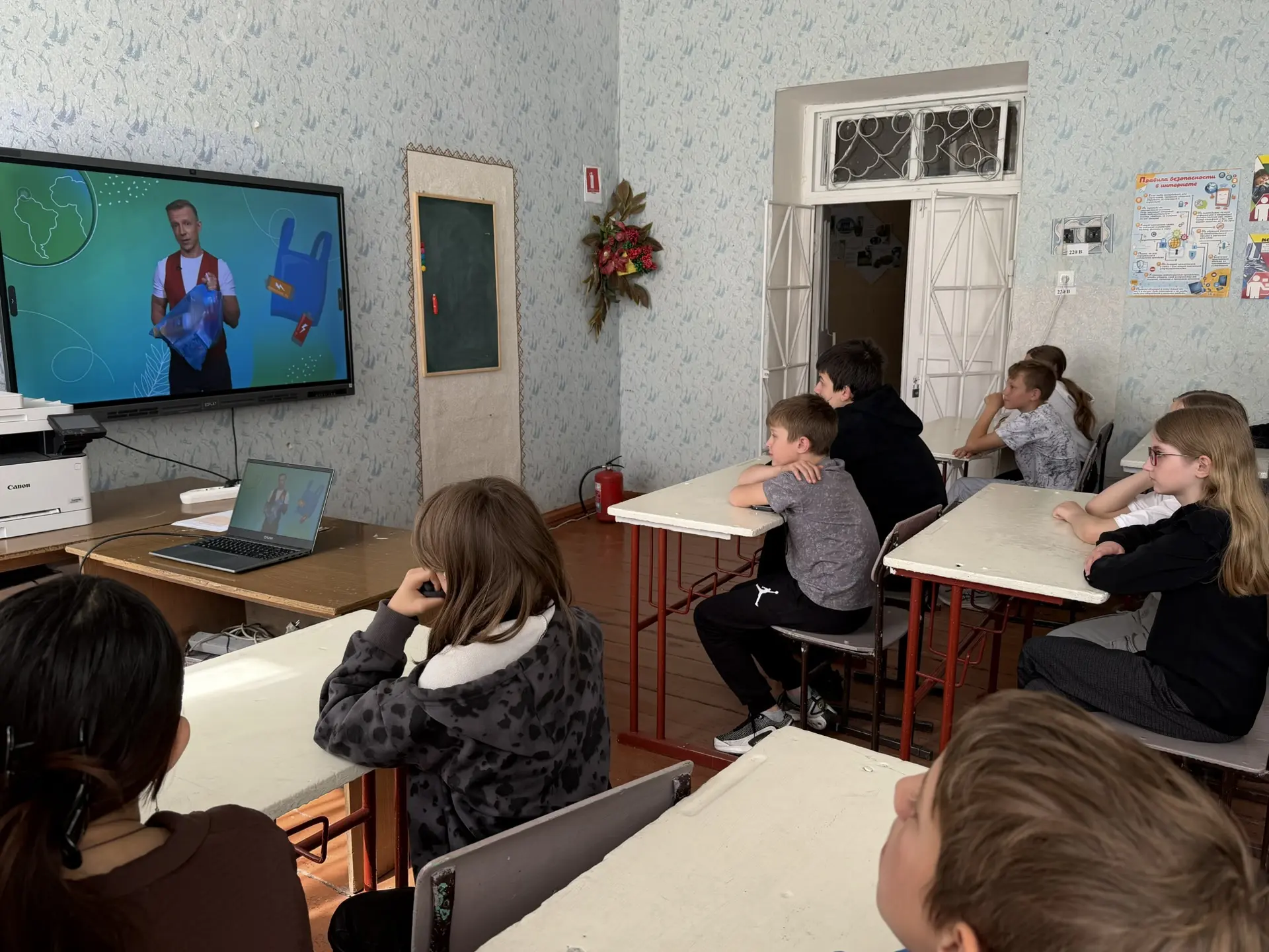 Ребята школы продолжают просмотр видео уроков «Зеленая школа».