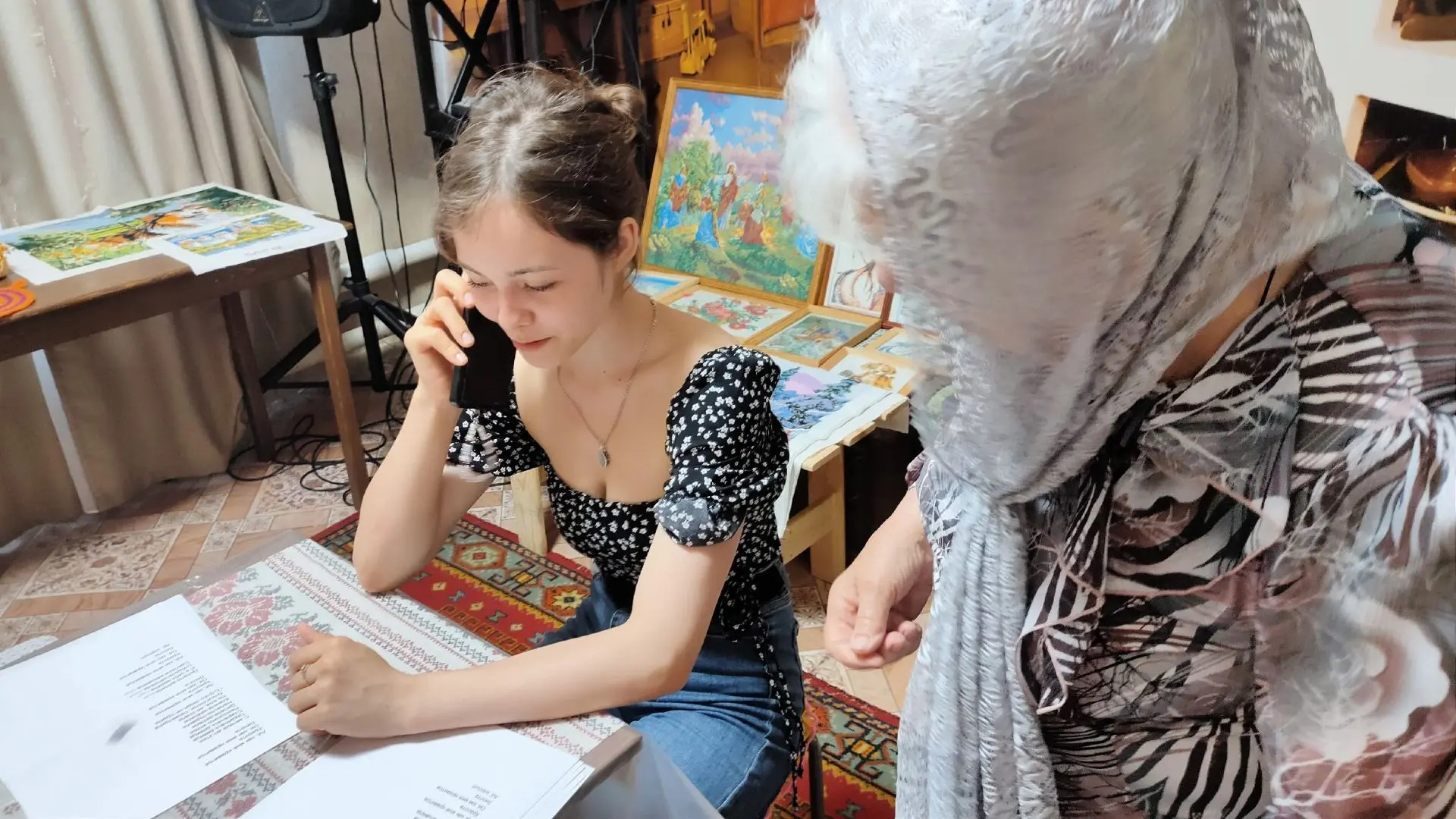 В уютной «Светлице» царила особенная атмосфера. Начали с песен — душевно и задорно. Затем взялись за