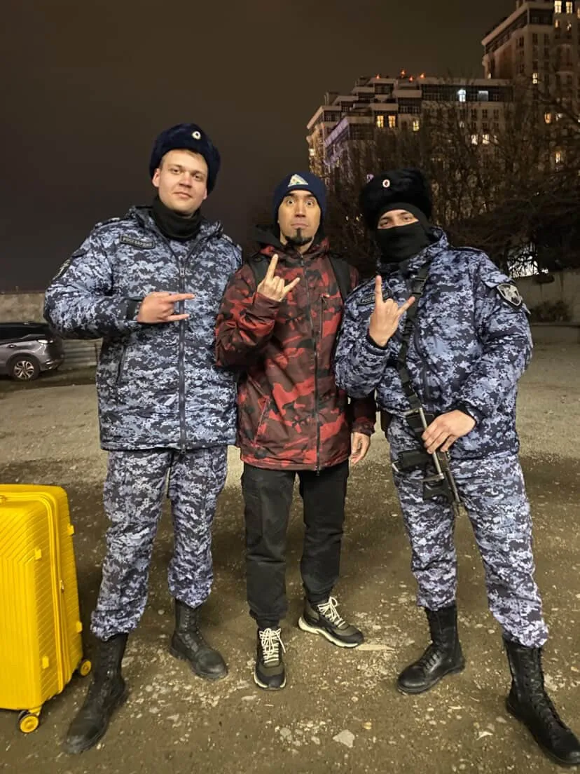 Приняли после концерта, чтобы сделать фото. Весёлые ребята!