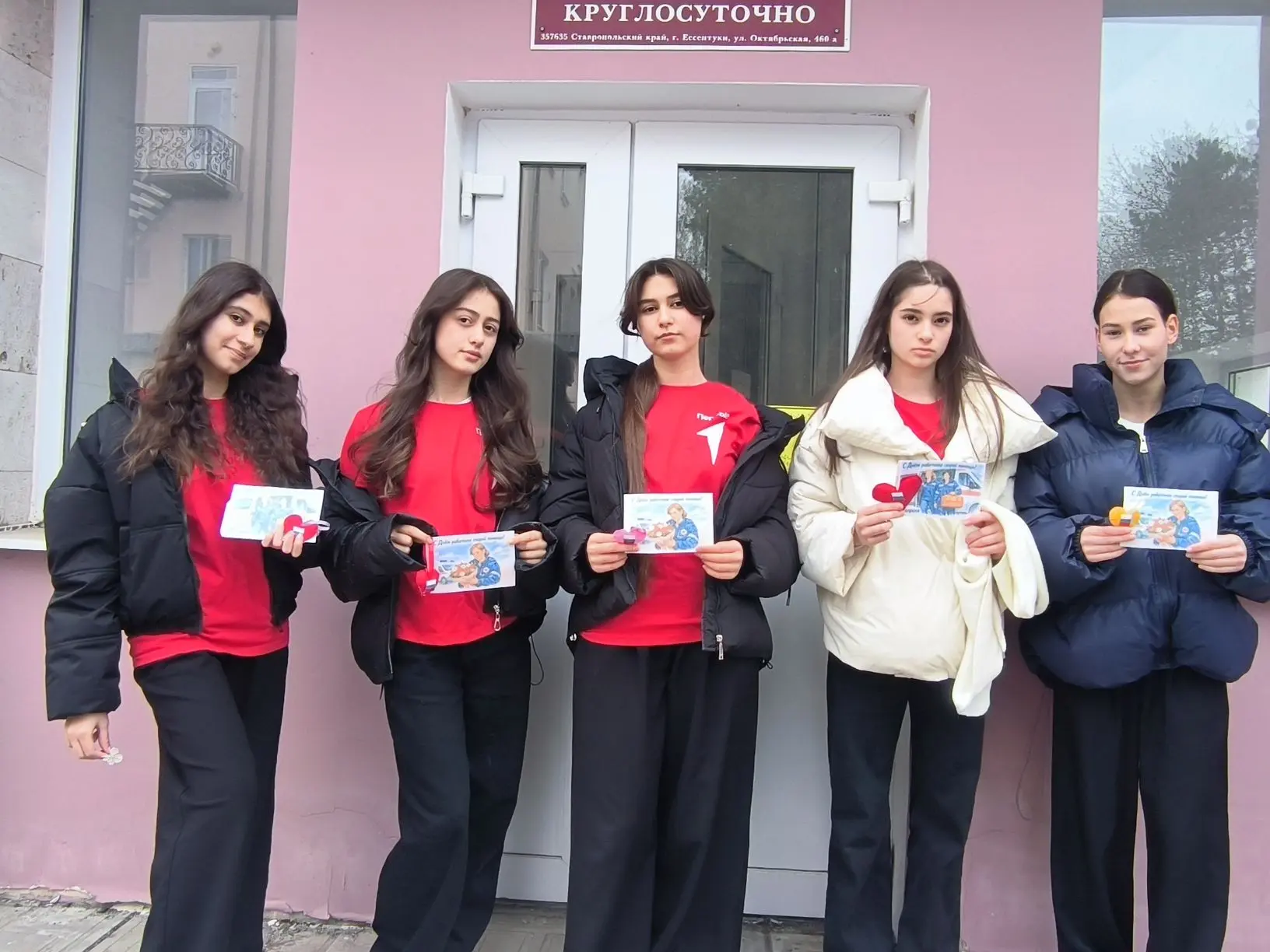 🚑 Представители Движения Первых МБОУ СОШ №9 посетили станцию скорой медицинской помощи с поздравител