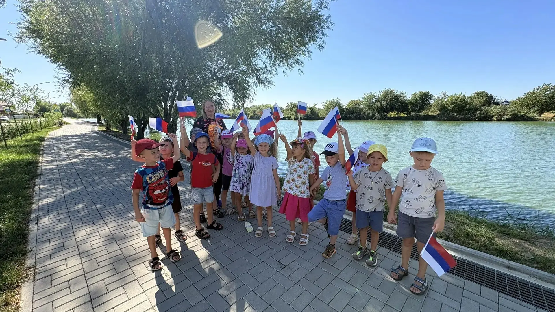🎉 Ко Дню Государственного флага России наши ребята из старшей и подготовительной групп...