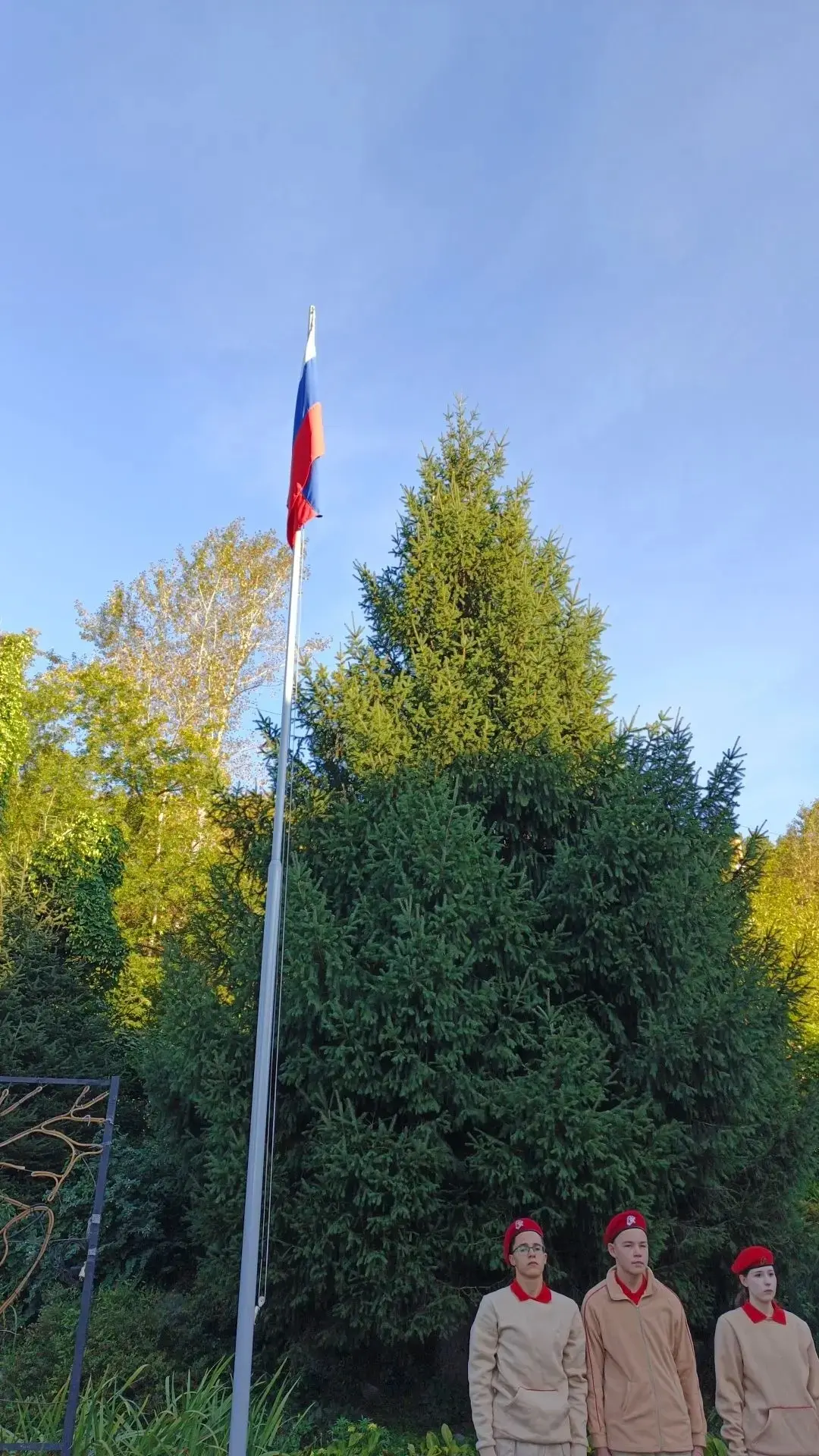 📢Традиционной линейкой и поднятием флага Российской Федерации началась рабочая неделя ...
