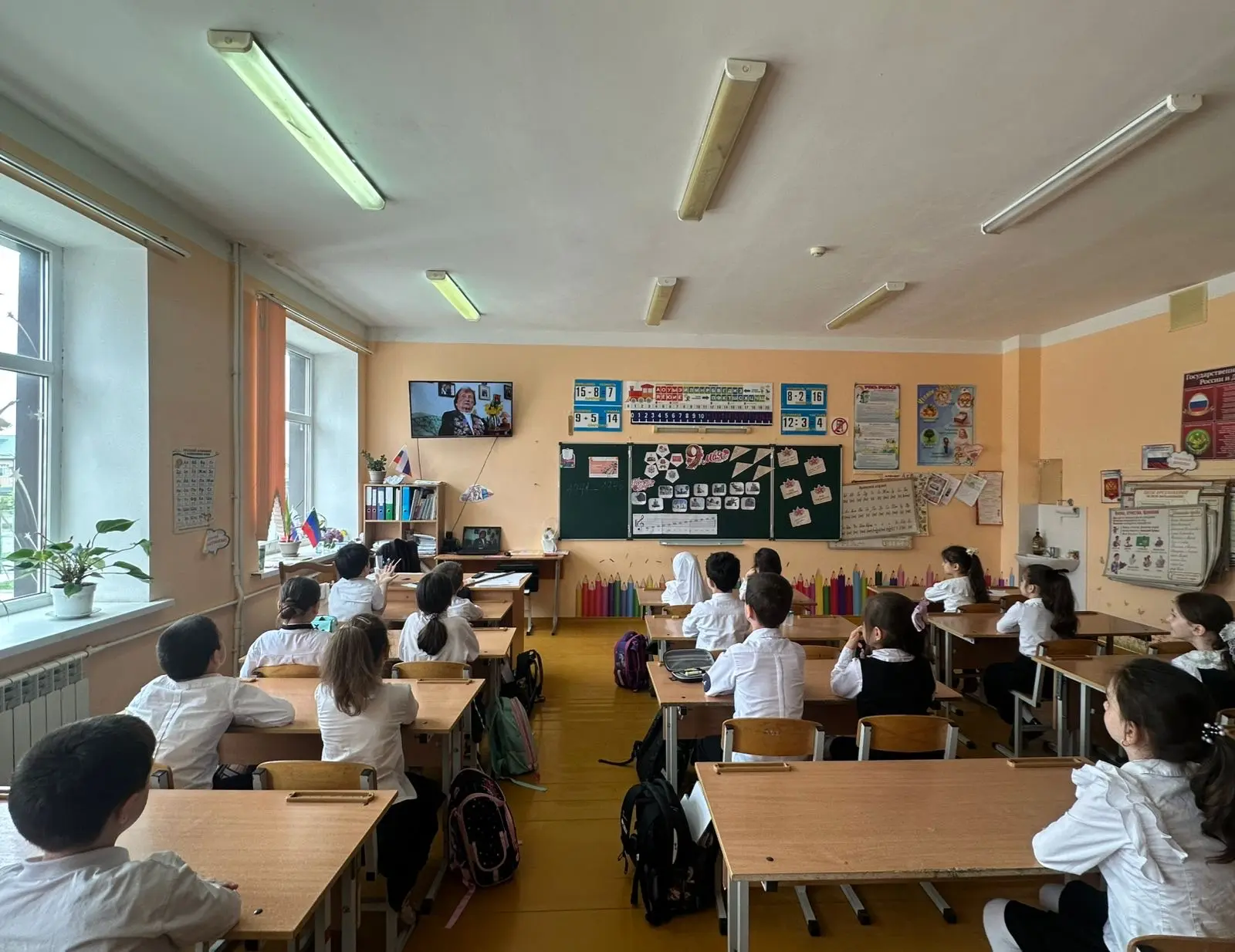 В 1 «ж» классе прошел классный час, посвященный Дню Победы, на тему «Песни о войне». 🎶❤️ Ребята с во
