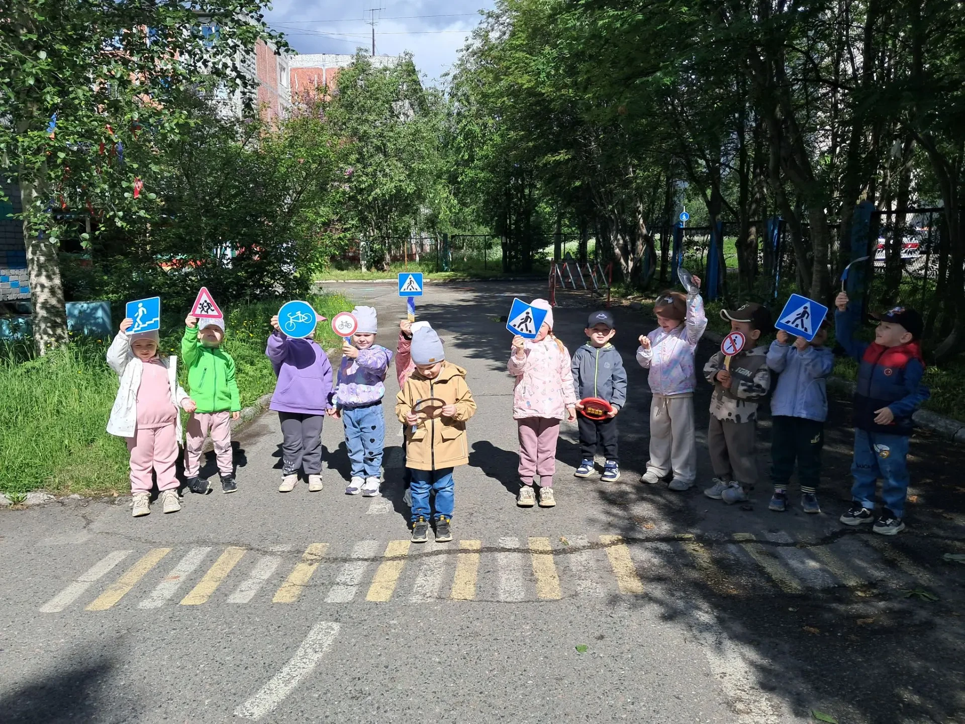 В рамках Недели дорожной безопасности в средней группе «Любознайка» прошли тематические занятия, пос