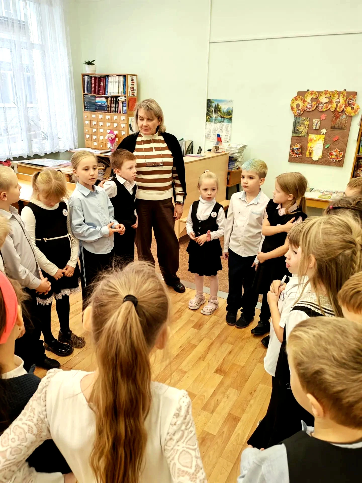 1б класс посетил школьную библиотеку. Там прошло посвящение в читатели. 📚