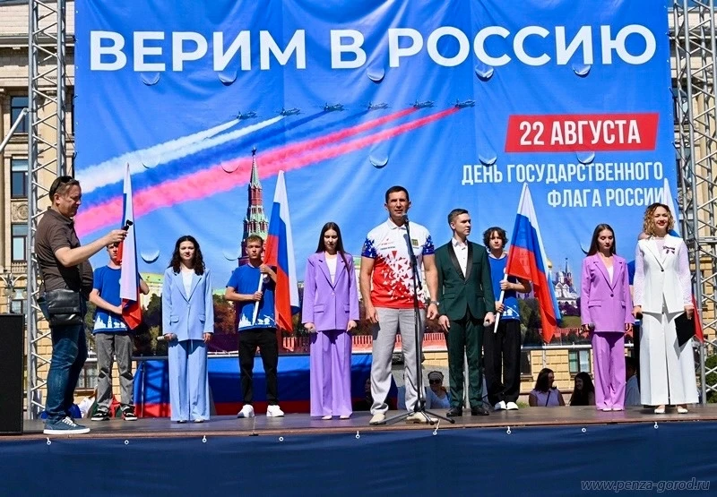 Антон Толкачёв, Анна  Рыжова, Ксения Майорова и Юлия Халлиева (преп. Салмова И.В.) выст...