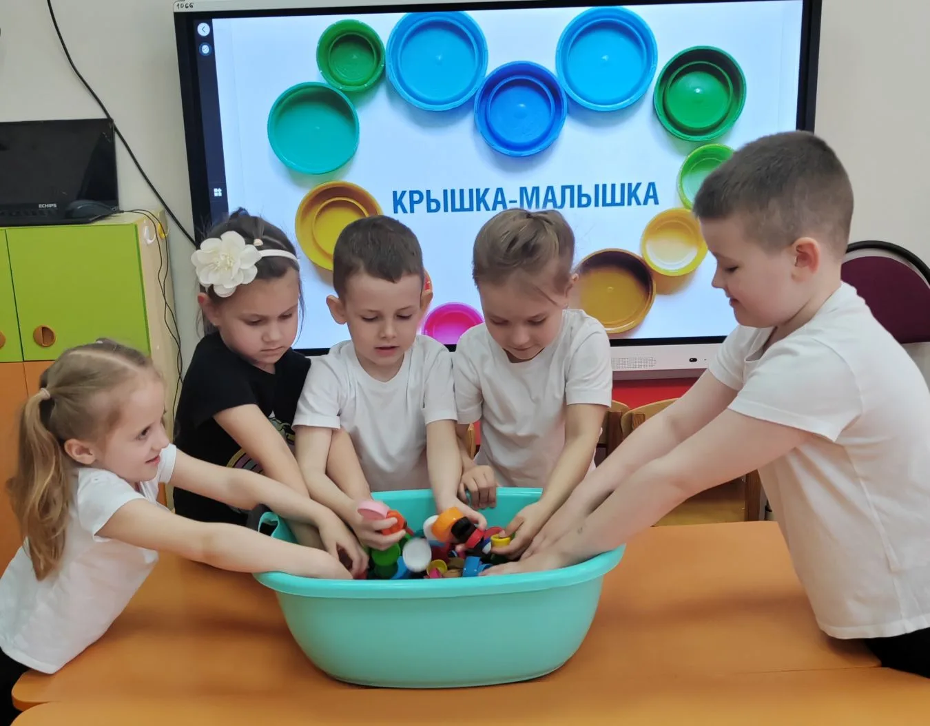 Ребята старшей группы №9 не первый год принимают участие в акции "Крышка-малышка". Каждый ребенок вн