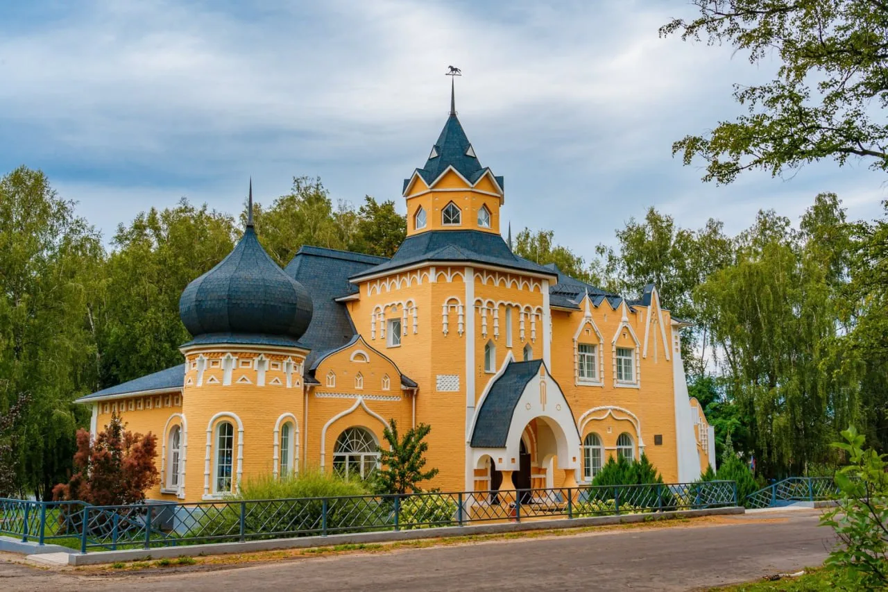 📍 Злынский конезавод

Он был основан страстным любителем лошадей, статским советником Василием Нико
