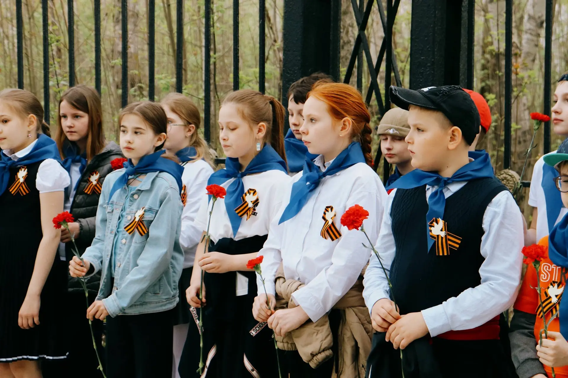 Красные гвоздики 🌹  🎖️В эти майские дни мы вновь обращаемся к памяти. Памяти о тех, кто прошел сквоз