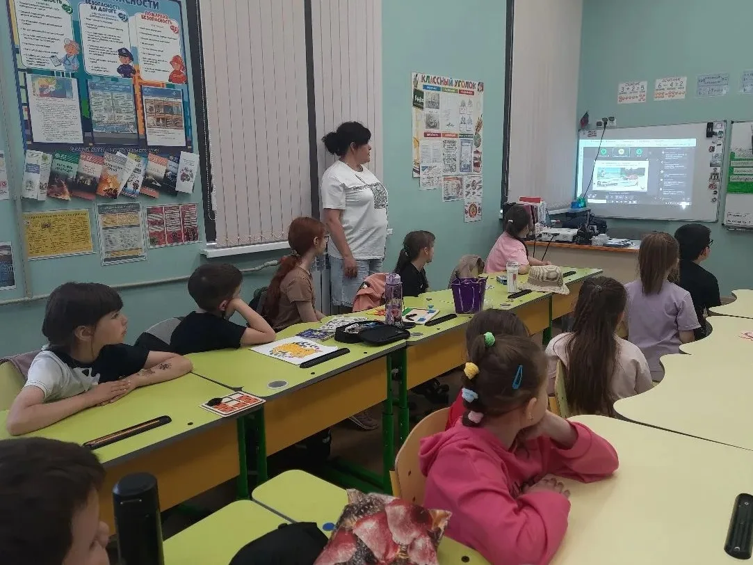 Участники пришкольного лагеря "Улыбка" ГБОУ "Мангушская школа №2 Мангушского м.о." прин...