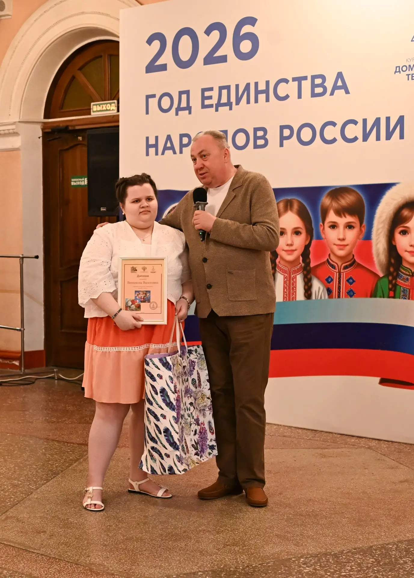 🎨 Картины из алмазной мозаики и живопись украсили стены областного Дворца культуры им. Винокура

До