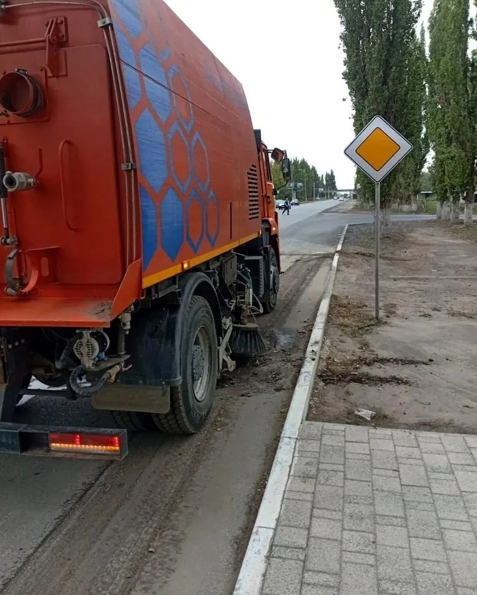 В Новочеркасске продолжается уборка городских улиц и обновление остановочных комплексов.