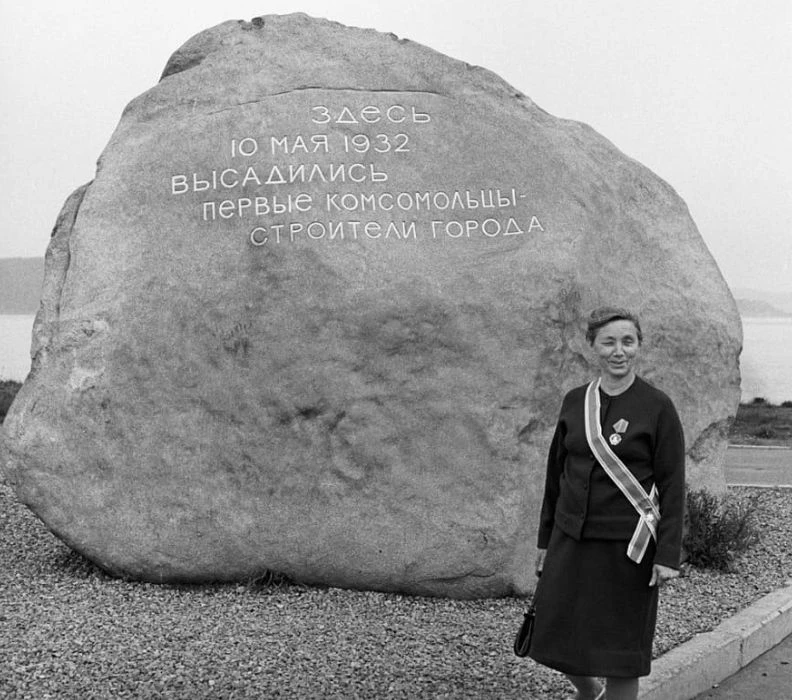 Селютина Евдокия Петровна, одна из первых строителей города Юности - у памятного камня 1968_й год.  