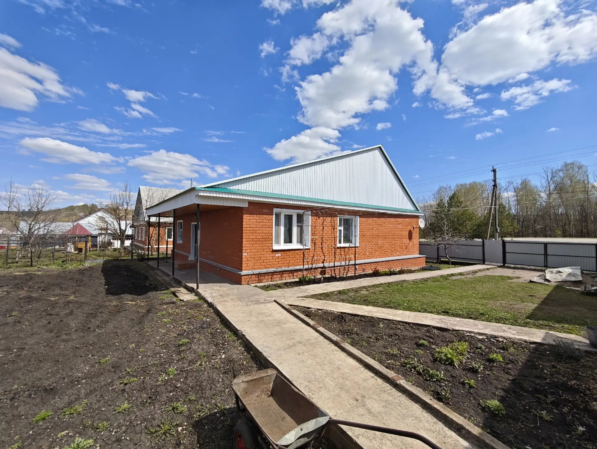 Продам дом в с. Бижбуляк по улице Ивана Яковлева. Можно заезжать и жить.