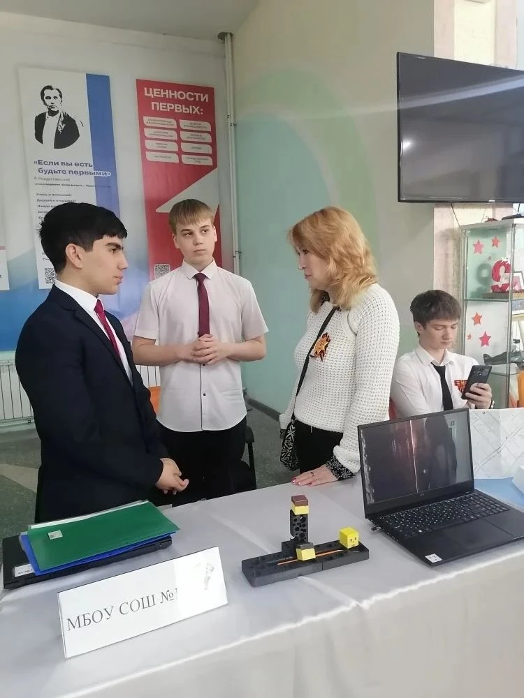 Выставка проектов школьников: от идеи к результату! ✨🎓  На базе Дворца Творчества прошла выставка уч