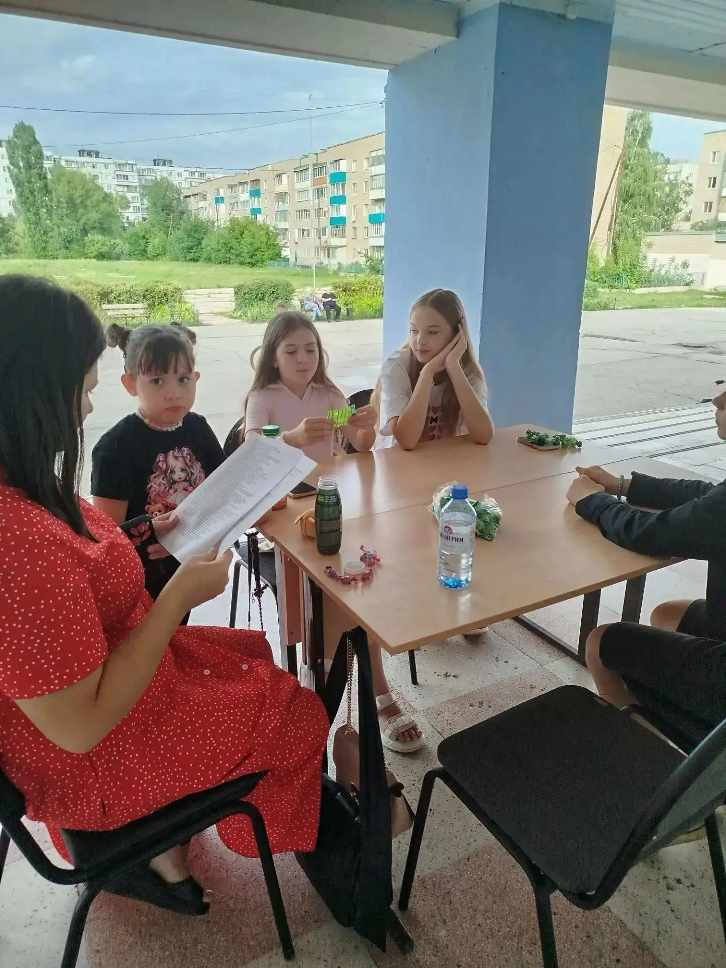 Вечерняя занятость

Вечер в нашей школе прошел по-особенному активно. Учителя И.А.Владимирова и А.А.
