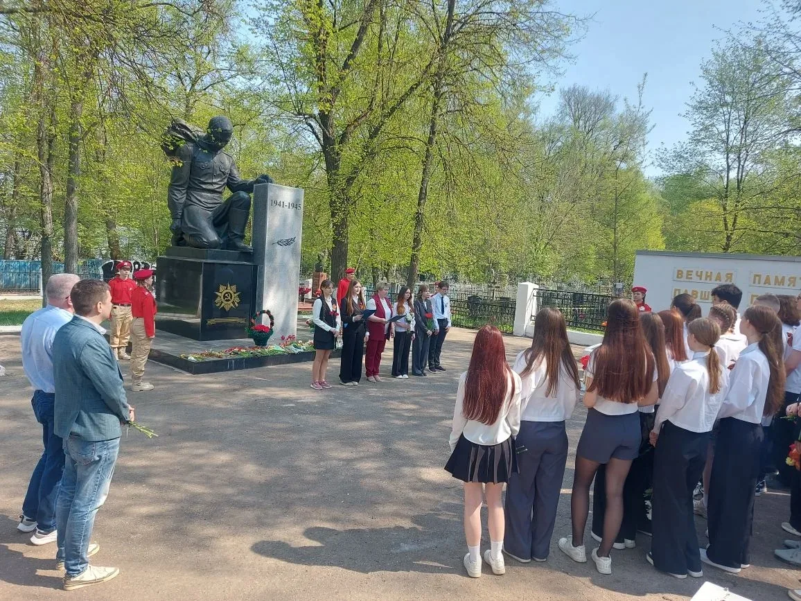 🌷🎉 Мы помним! Мы гордимся!  Сегодня в МБОУ СШ №14 состоялось важные и трогательные мероприятия— возл