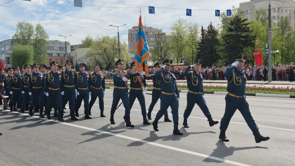 На площади Победы проходит торжественный парад, посвящённый 81-й годовщине Победы в Великой Отечеств