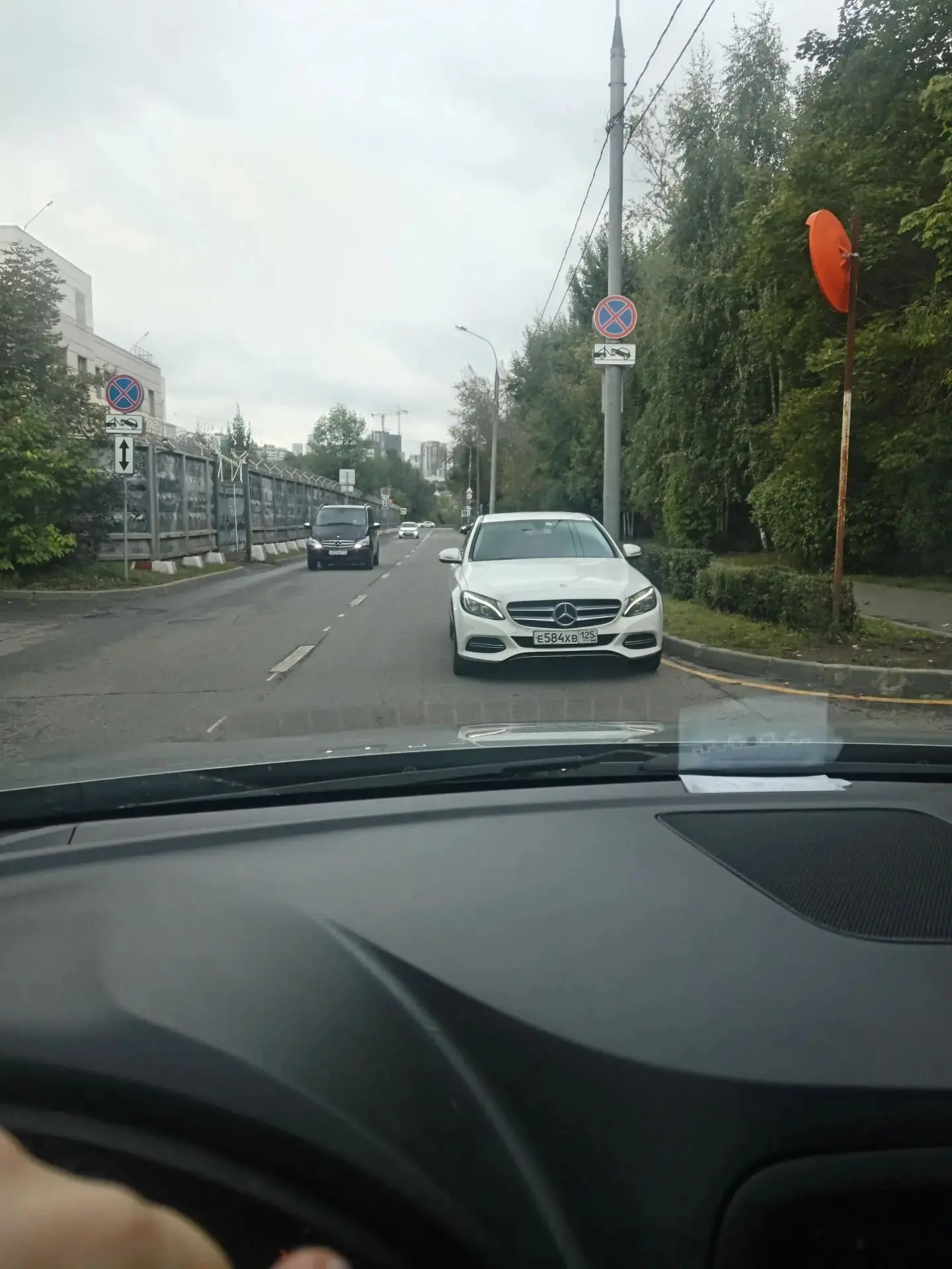 Начался учебный год 🤦. Папаня отводит ребёнка в школу, бросив авто на встрече и перего...