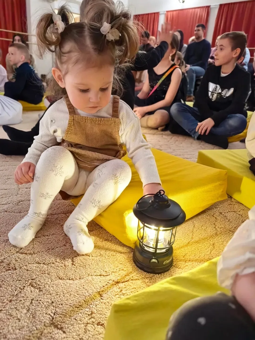 Дети в ТЮЗе на подушках ✨