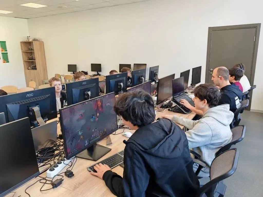 31 января в МАОУ СОШ № 15 состоялся школьный этап турнира по игре DOTA 2.  В соревнованиях приняли у