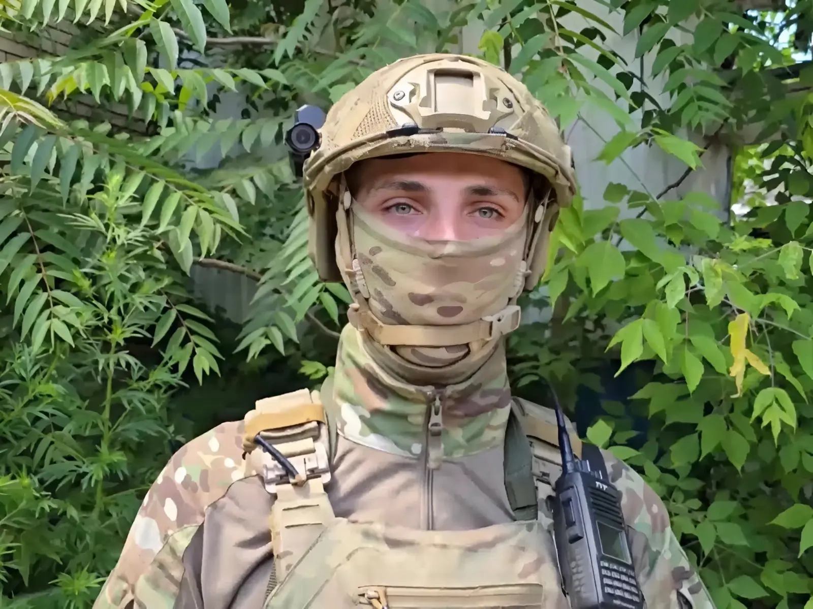 Боец закрыл собой 11-летнего ребёнка, в которого летел дрон ВСУ 🙏🏻

В Родинском наш боец Артём с п