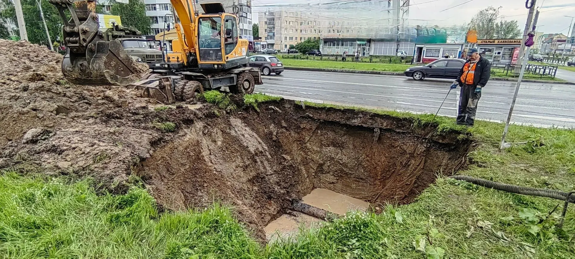 Работы по ликвидации коммунальной аварии продолжаются.