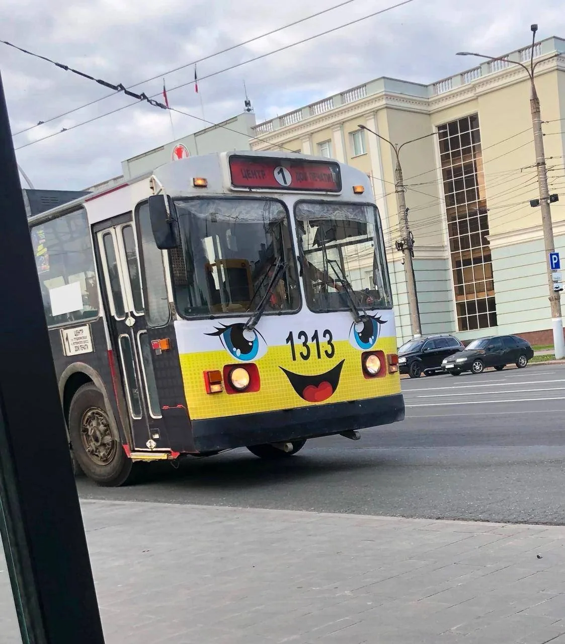 😄По Ижевску ездит улыбчивый троллейбус