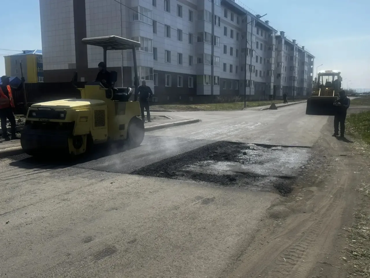 В выходные дни подрядная организация продолжила работы на городских дорогах. Погода позволила — вело