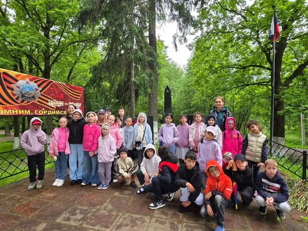 🌳СОХРАНЯЯ ПАМЯТЬ ПОКОЛЕНИЙ

Важно помнить свои корни и знать цену мирного неба над головой. 
Сегодн