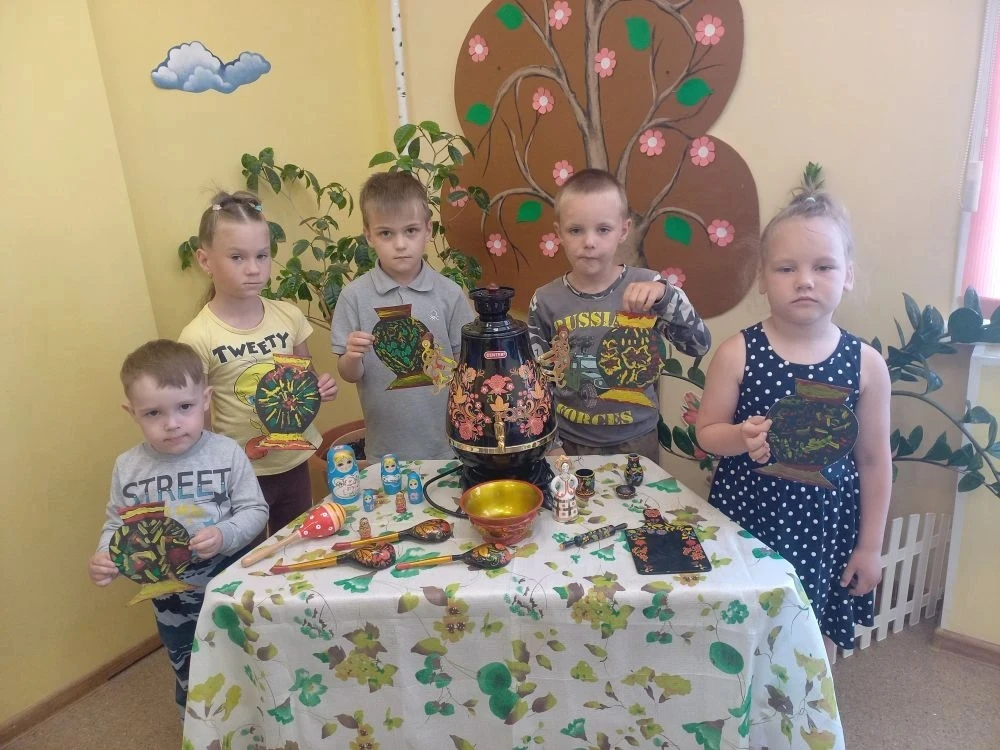 🤹🎨 Для #Нашихдошколят проведен мастер-класс «Русские узоры», посвящённый хохломской и гжельской ро