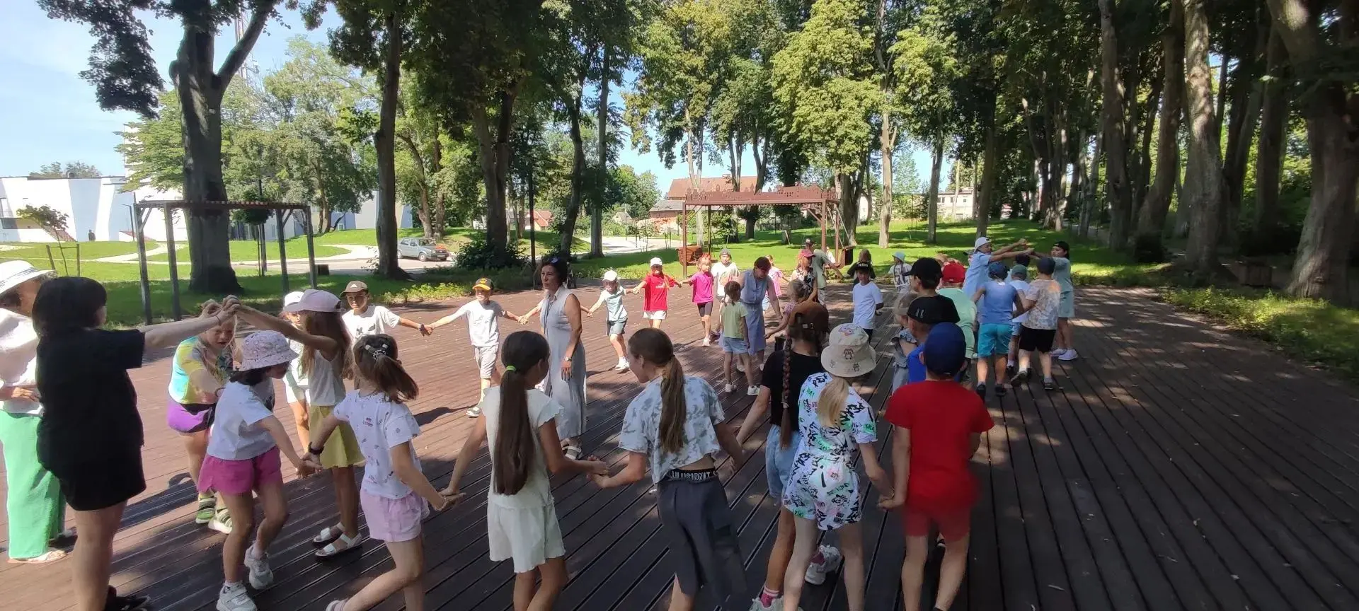 Лето, детство и игра ☀️⚽

В жаркий день хочется гулять и развлекаться. Мы же совместили приятное с п