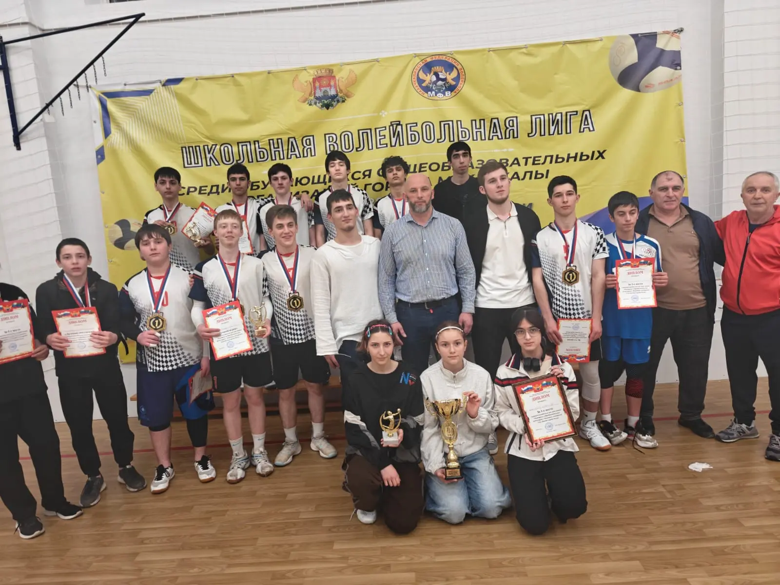 В Махачкале определили сильнейшие школьные команды! 🏐🏆  В столице Дагестана на базе столичных школ №