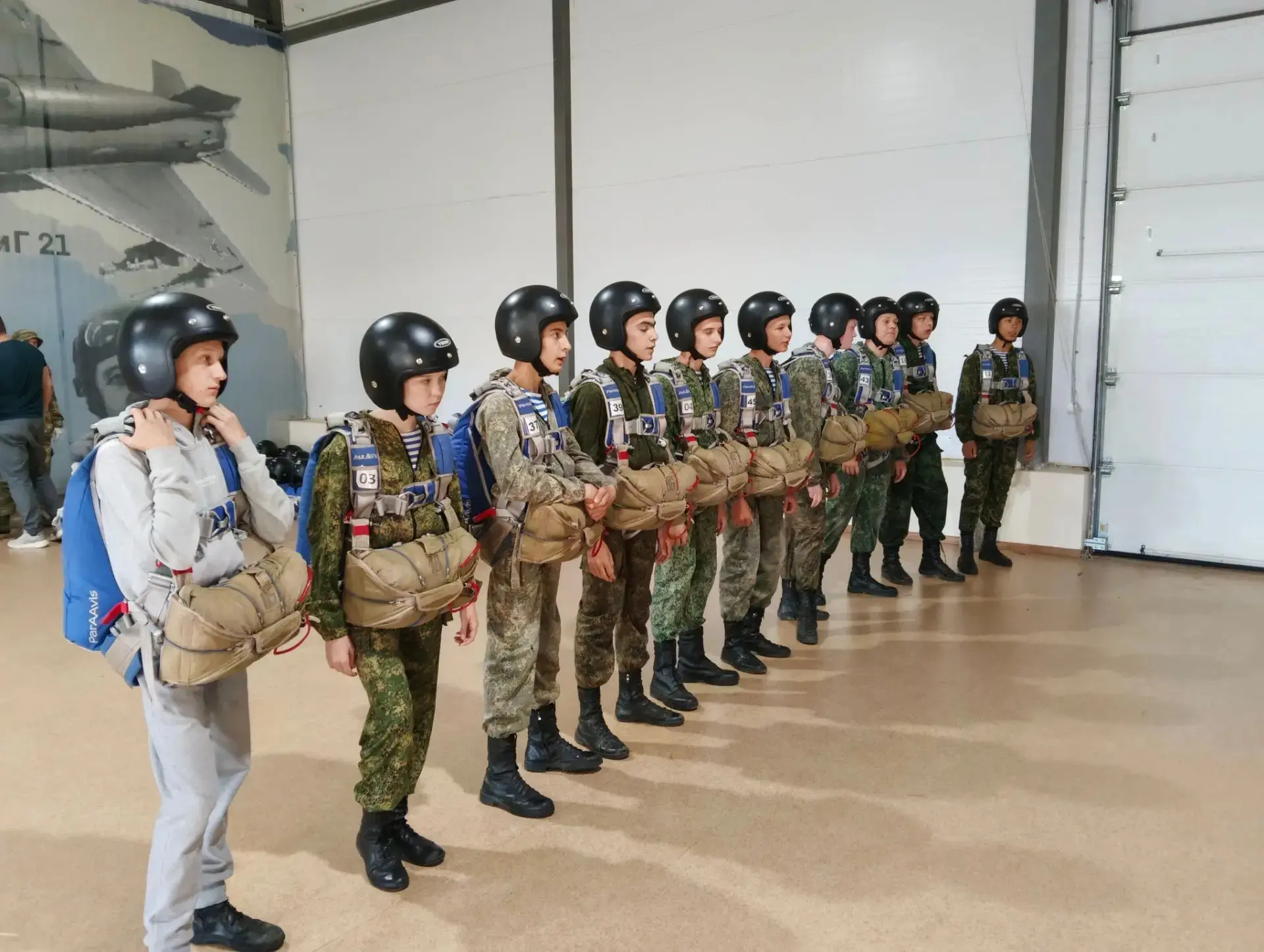 Курсанты школы, воспитанники клуба "Витязь" покоряют небо!

Сегодня  10 человек осуществили свою меч