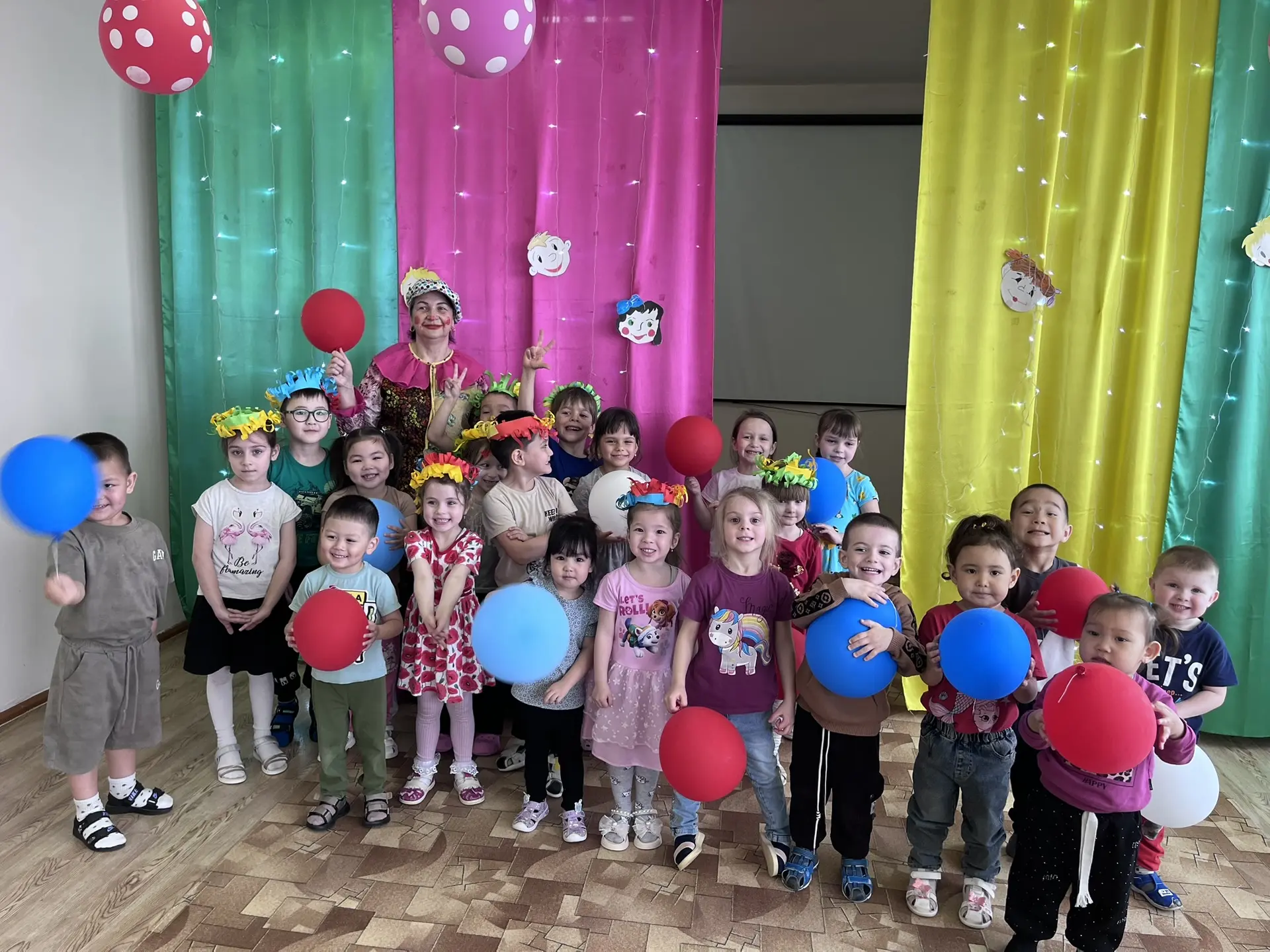 🎈🤹‍♂️🎈День смеха в детском саду – это всегда яркое и веселое событие. Улыбки, шутки и смех наполн