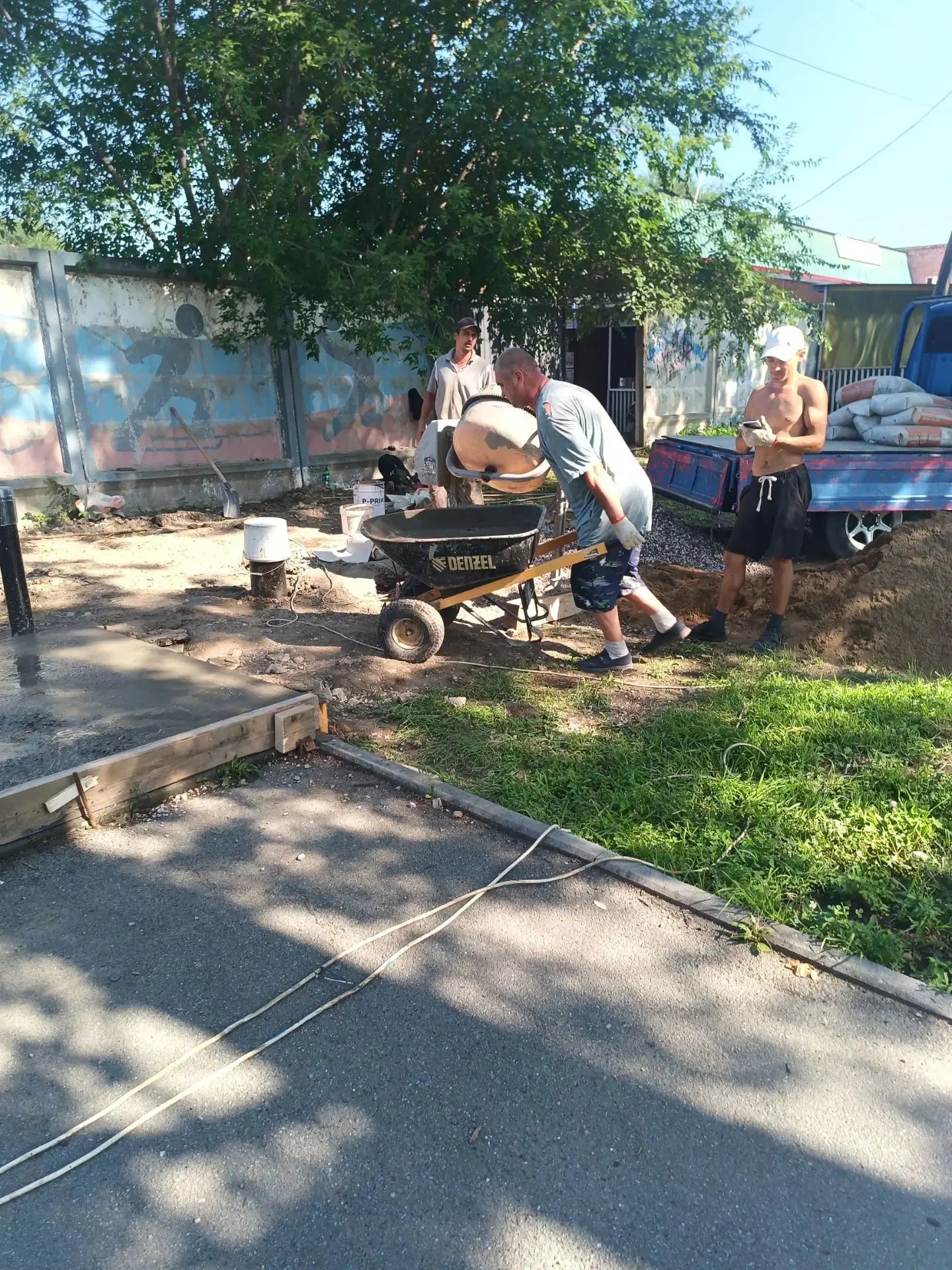 В детском парке (т.н "Дисней") продолжаются работы по обустройству общественного туалета. 

Ранее зд