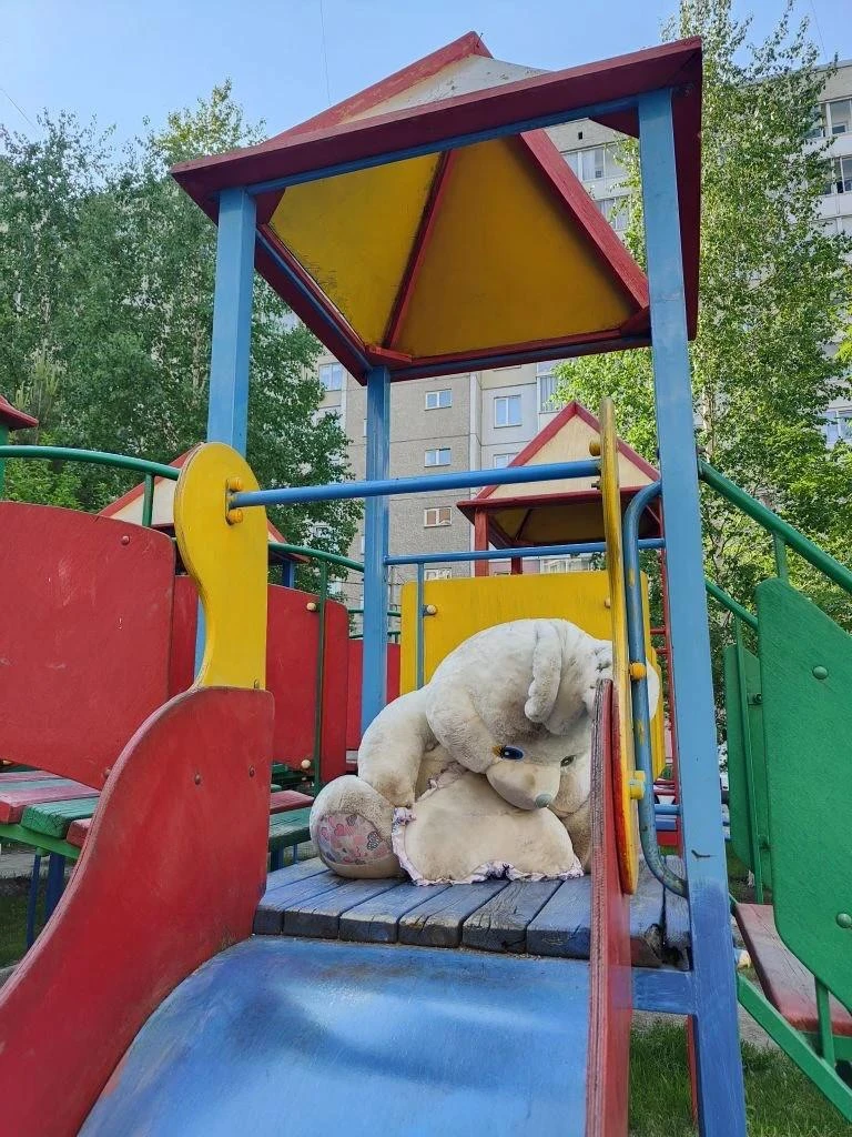 Зайку бросила хозяйка… 🥹

Малыш находится на 9 Мая. 😢 

❤️ — его постирать и будет как новенький 
