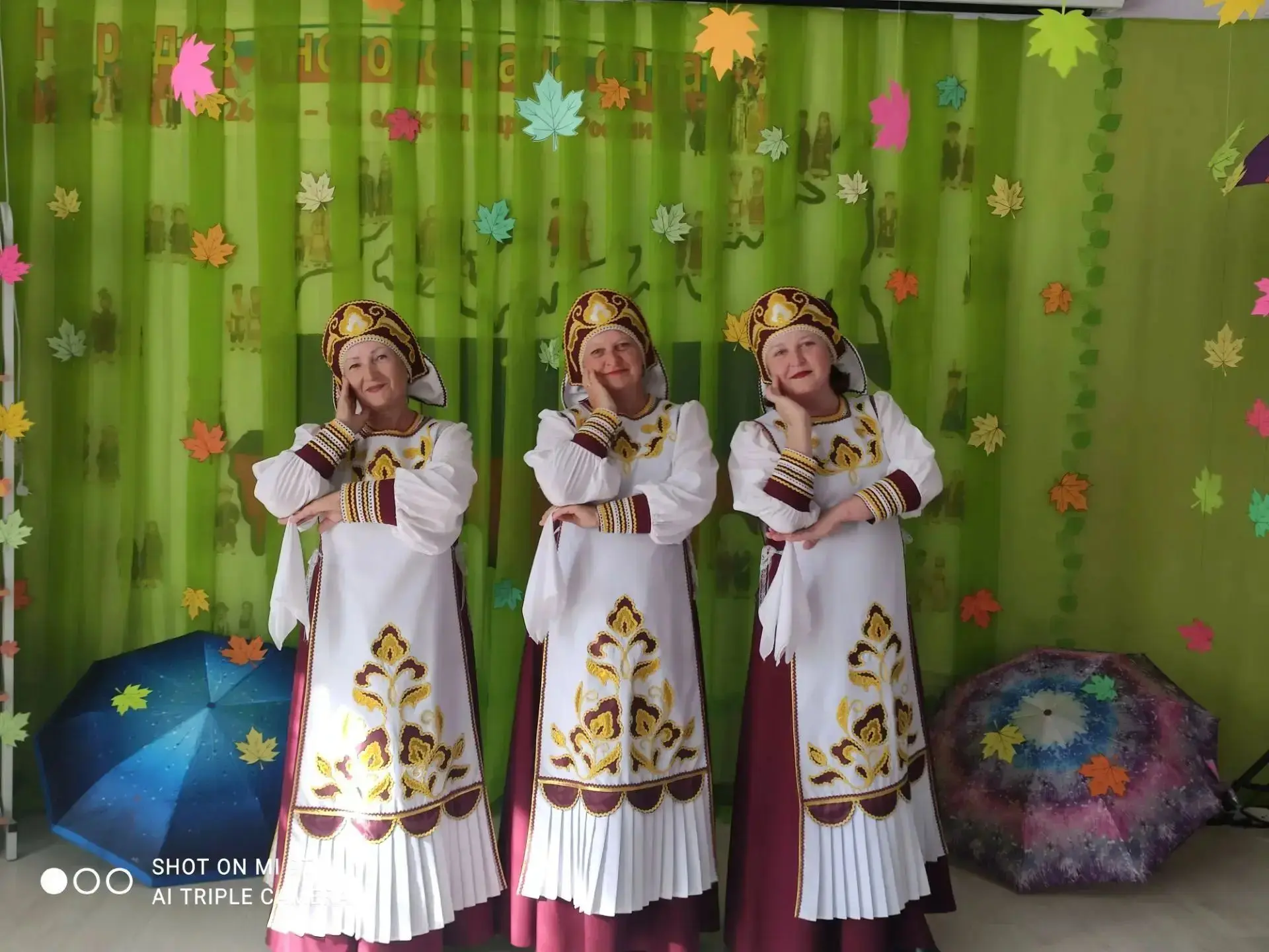 🍁 «Кружит осень письма жизни в листопаде золотом»...