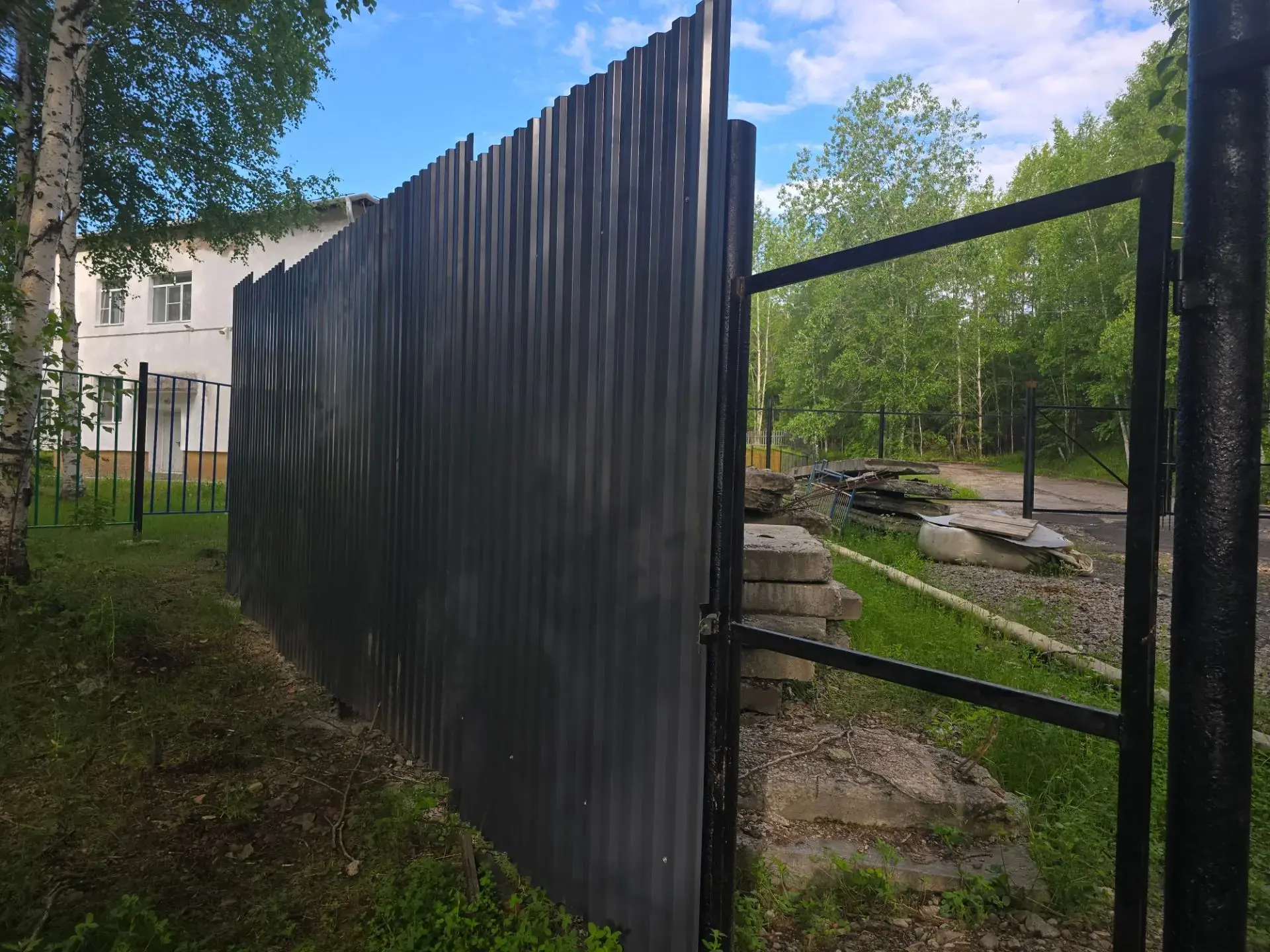 📌 УСТАНОВКА ОГРАЖДЕНИЯ НА БМК п. СОЛОНИ
        Специалисты МУП ЖКХ СУЛУК продолжают установку огра