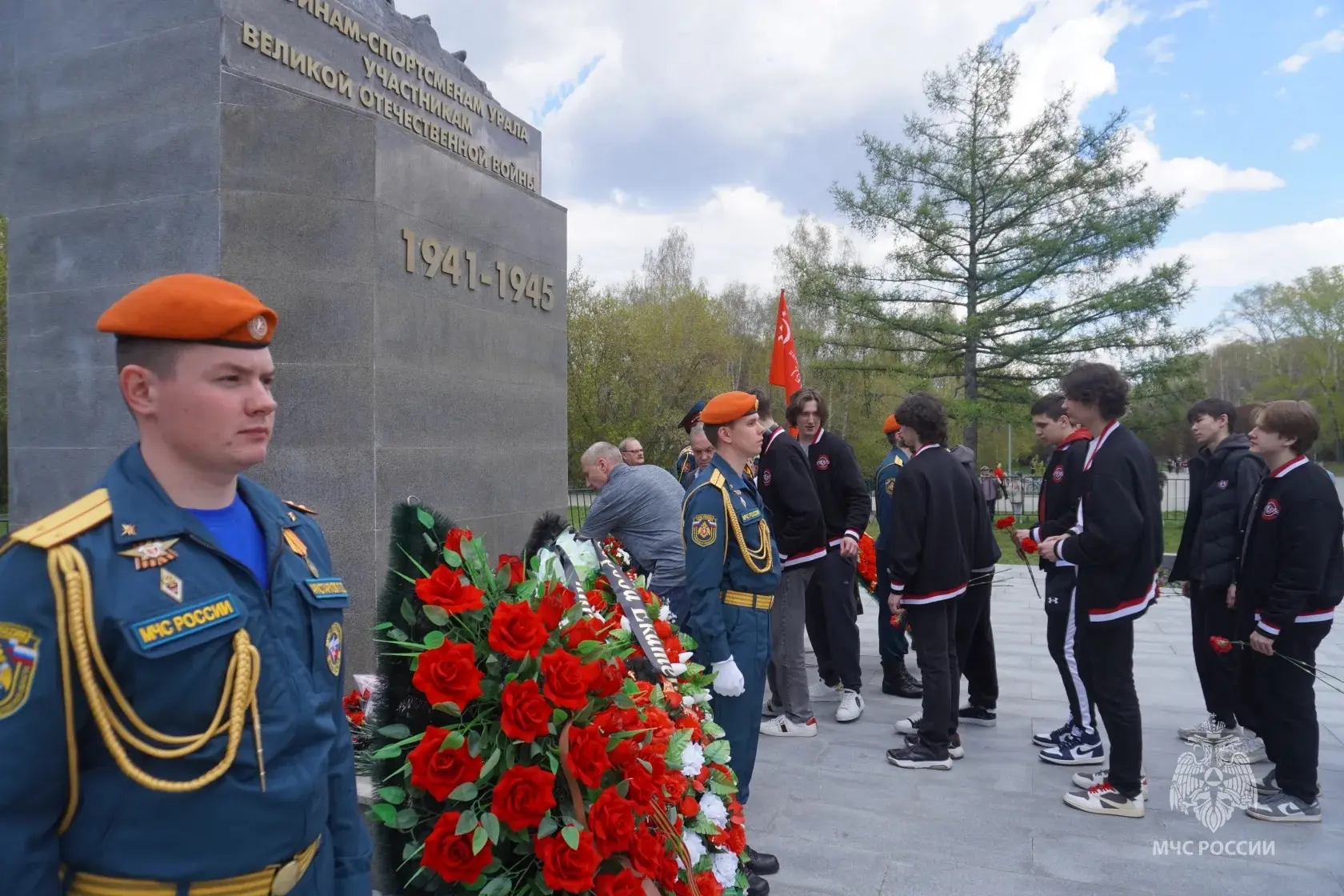 Свердловские огнеборцы почтили память воинов-спортсменов Урала  На аллее у Дворца Спорта состоялось 