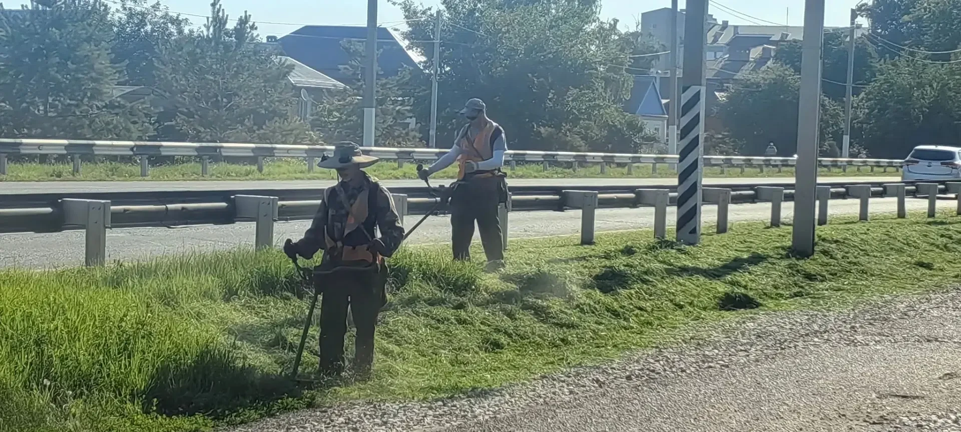 В городе продолжаются работы по благоустройству.  Идёт выкос сорной растительности.