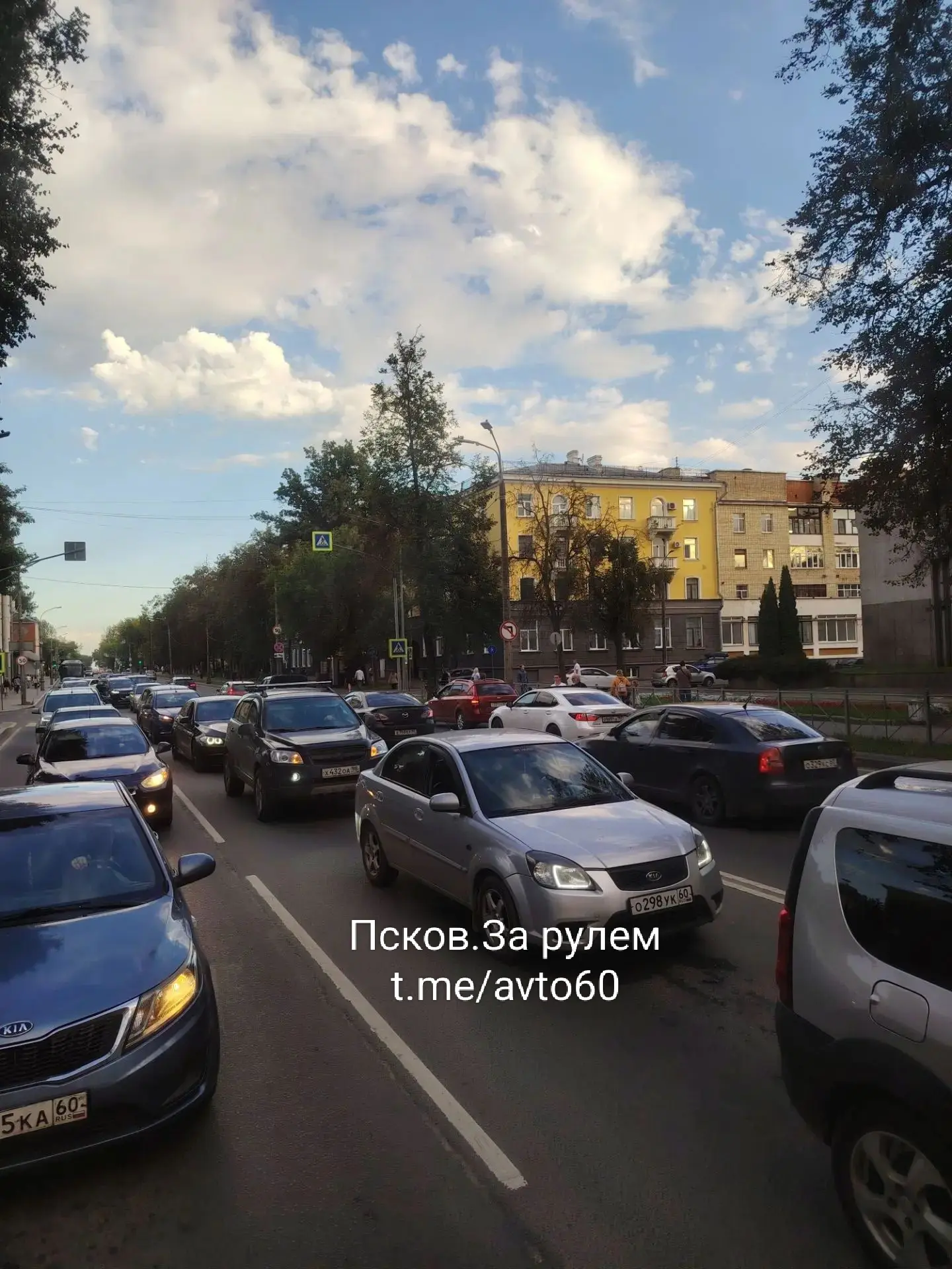 Октябрьский у телеграфа, красное и белое в правой полосе мешают движению в сторону Свер...