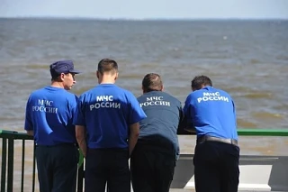 😱На Цимлянском водохранилище ветер унёс мужчину с сыном на матрасе почти до Волгоградской области

