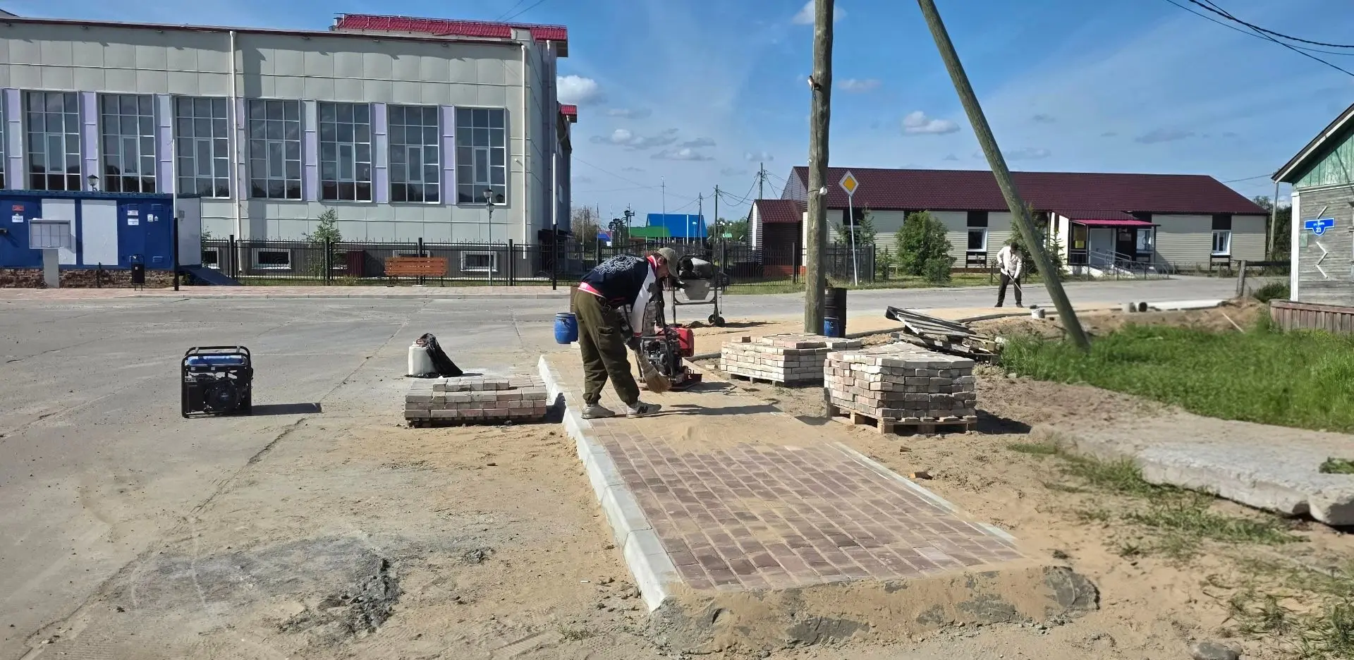 В районе дома 23 по ул. Мира поселка Красное завершаются работы по устройству участка  ...