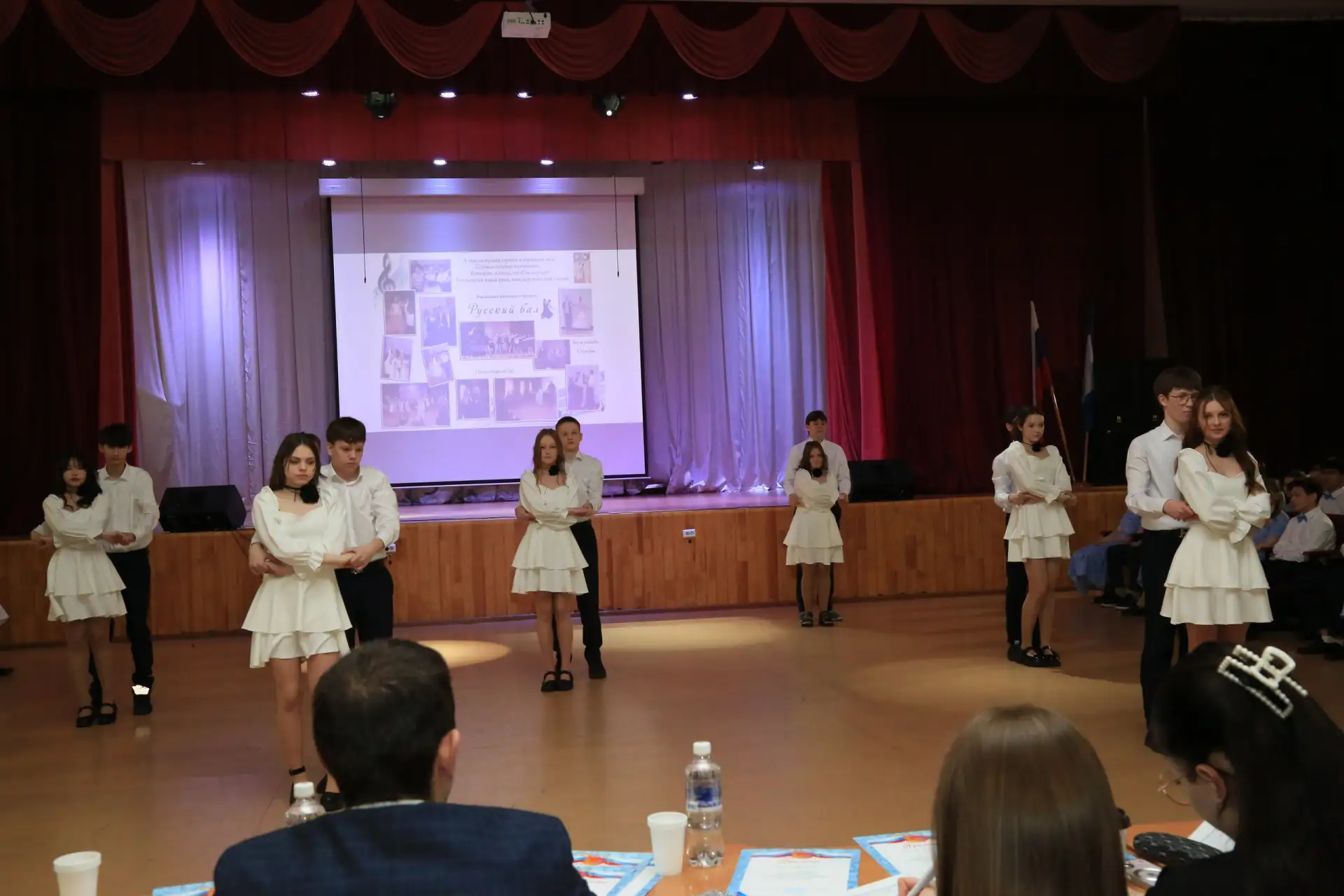 ✨ Русский бал: продолжение праздника! ✨  Сегодняшний день в школе был наполнен музыкой, изяществом и