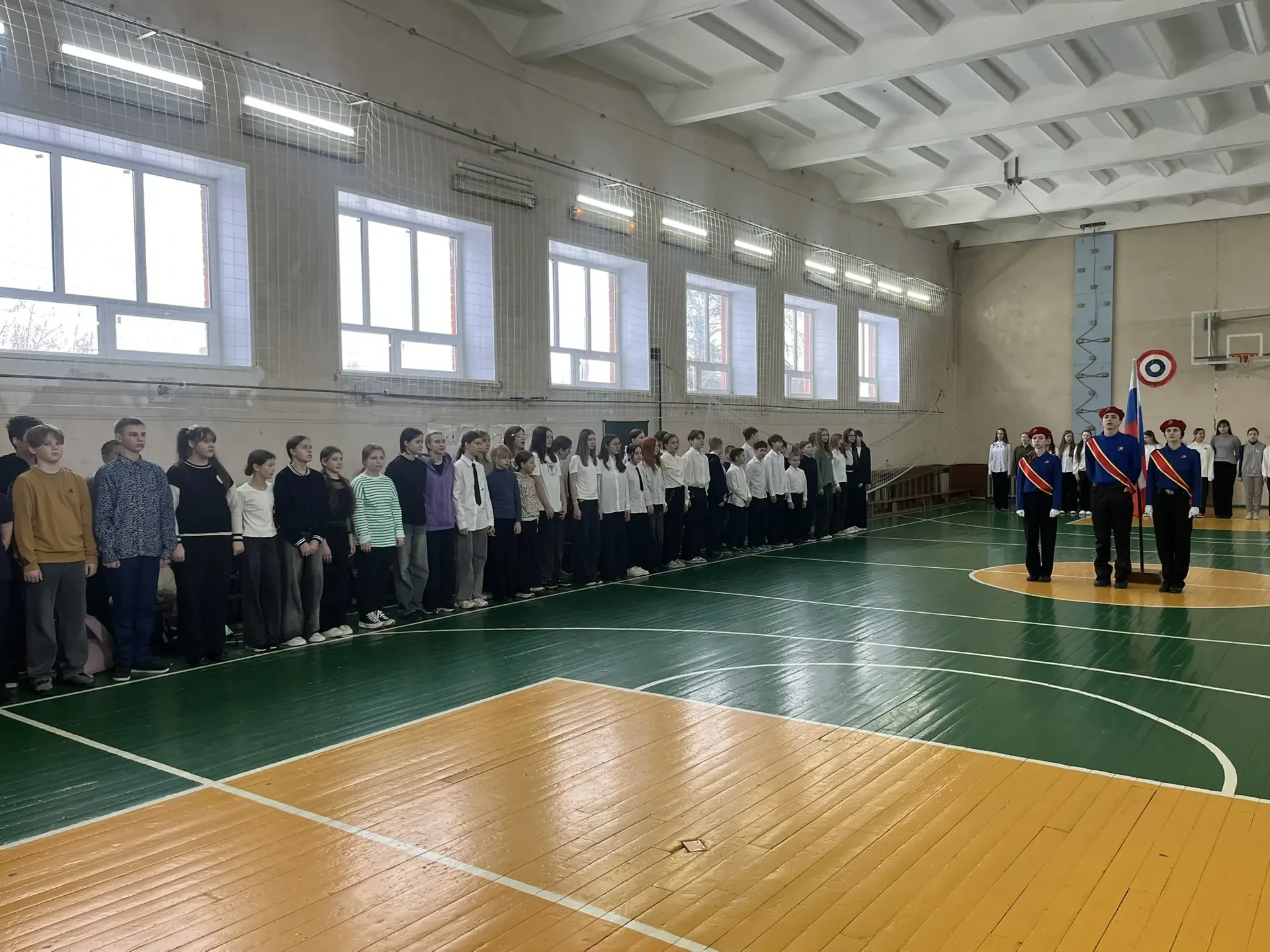 🇷🇺2 марта, в школе прошла торжественная линейка. В начале знаменная группа десятиклассников вынесла 