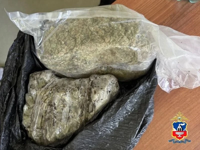 В Алтайском крае сотрудники полиции пресекли попытку сбыта около килограмма марихуаны  Сотрудники уп
